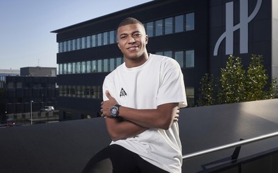 冠竞体育热评-B费任意球划出美妙弧线