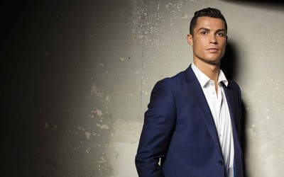 冠竞体育热评-伊尔迪丝·森拉尔又晒夺冠瞬间